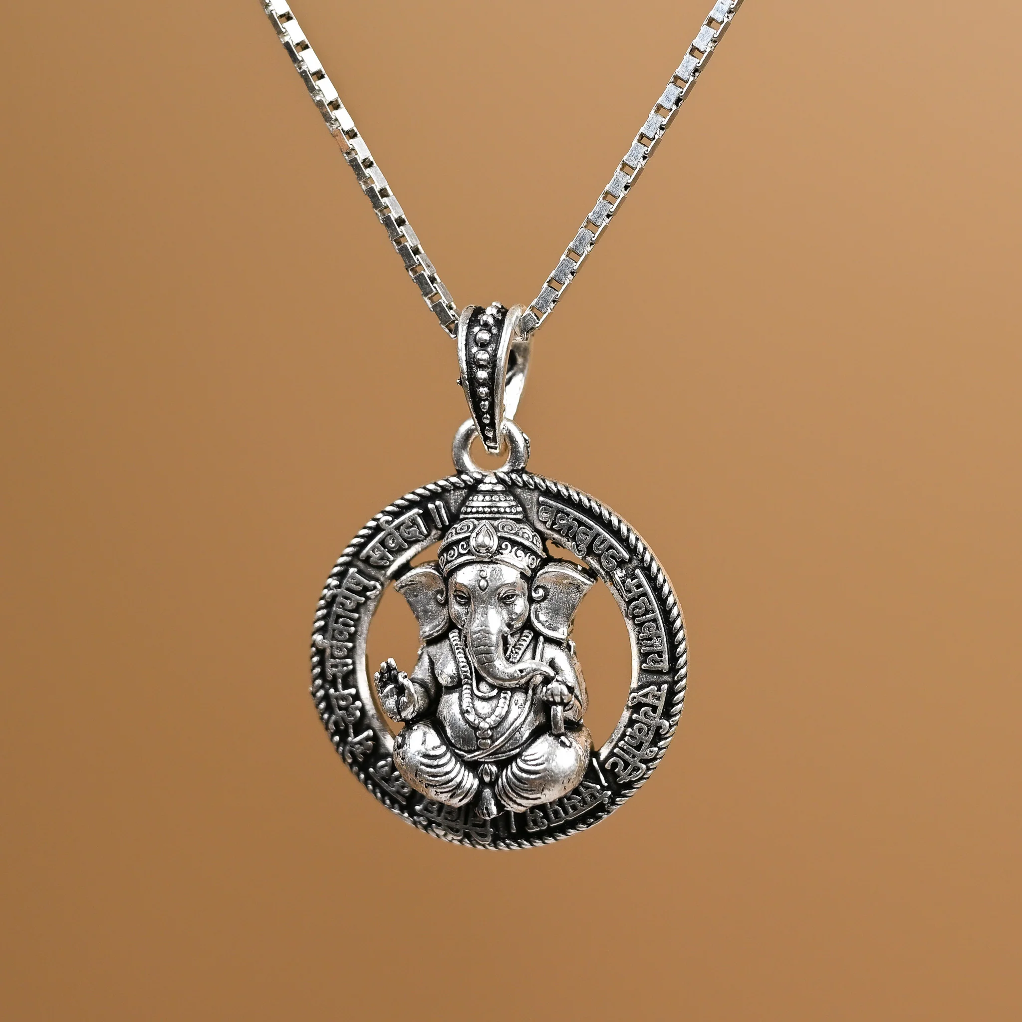 Vakratunda Mahakaya Ganesha Mantra Silver Pendant - Image 3